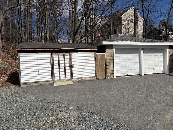 4th image of 222 Walnut St