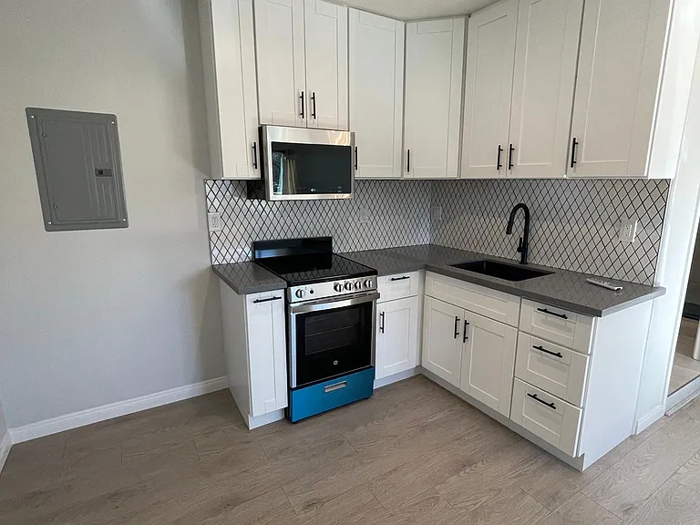 15523 Kingsbury St — Photo 6