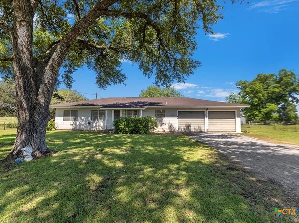 2602 Bootlegger Ln, Yoakum, TX 77995