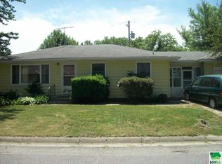 105 W Cleveland St, Holstein, IA 51025