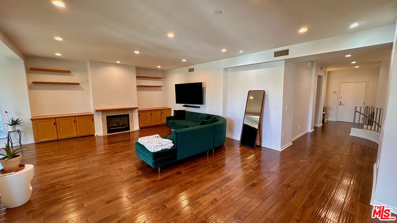 2 bed, 2.5 bath, 1994 sqft, $5,995 — Photo 3