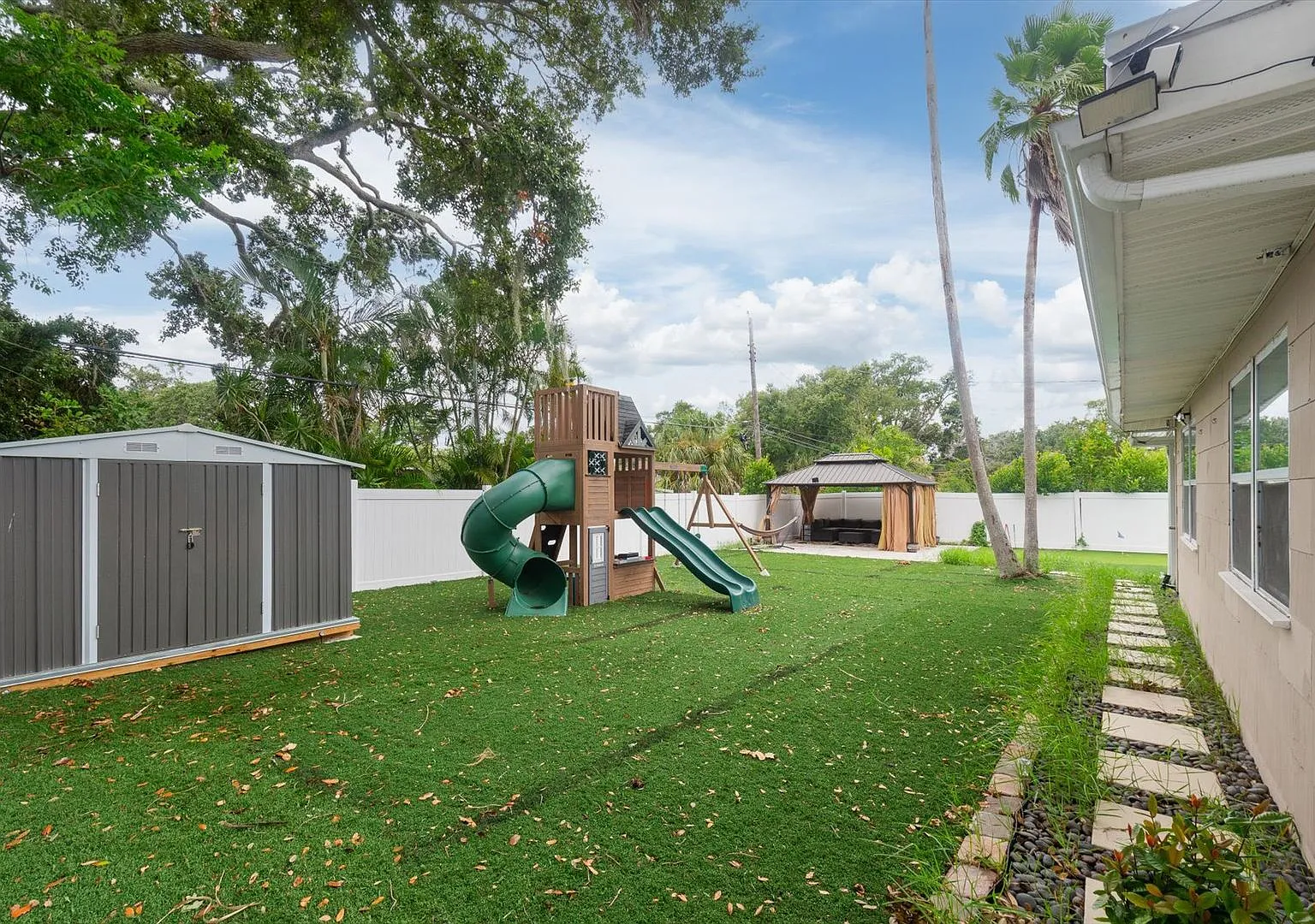 Updated 3-Bedroom in Clearwater. Minutes from Clearwater Beach! — Photo 2