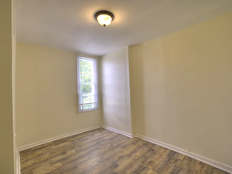 2540 Greenmount Ave — Photo 12