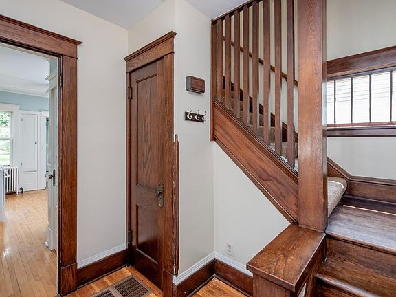 5th image of 862 Holton St
