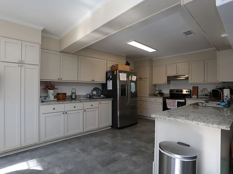 206 E Grady St — Photo 5