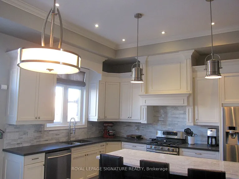 18B Algoma St — Photo 17
