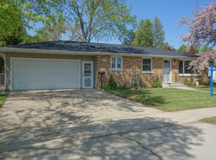 318 Wallace St, Combined Locks, WI 54113