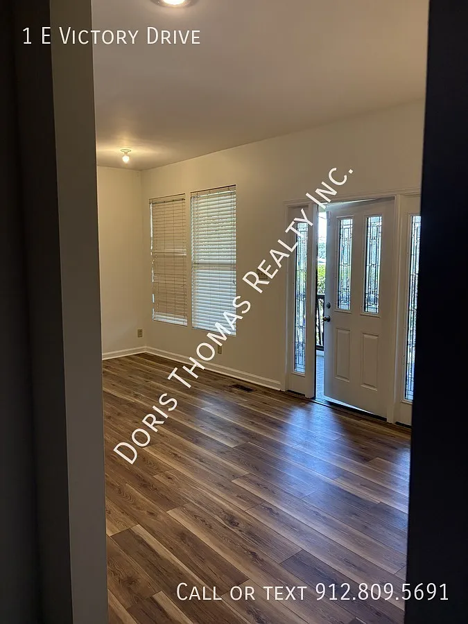 3 Bedroom 3 Bath Home Midtown Savannah — Photo 2