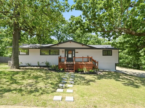 1143 N Oak Dr, Fayetteville, AR 72701
