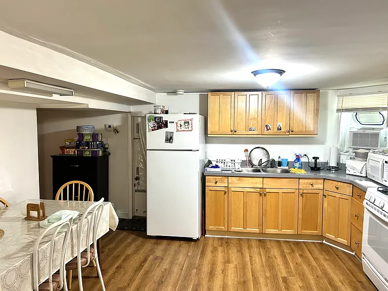 5845 N Virginia Ave #BASEMENT — Photo 3