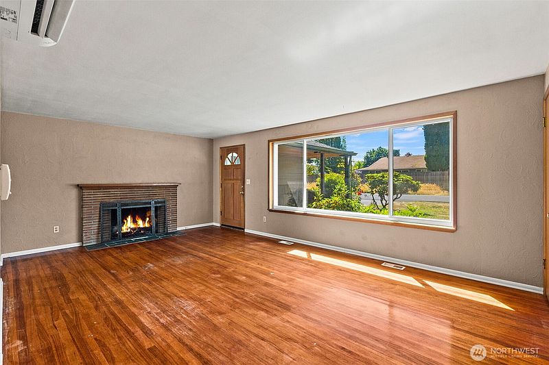4th image of 704 Weir Street SE