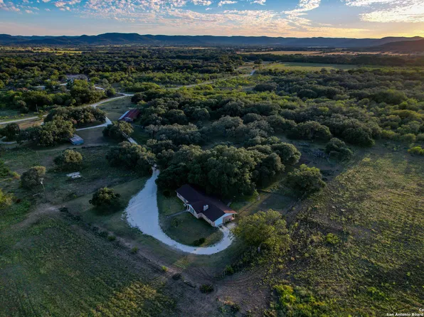 609 B & R RD, Vanderpool, TX 78885