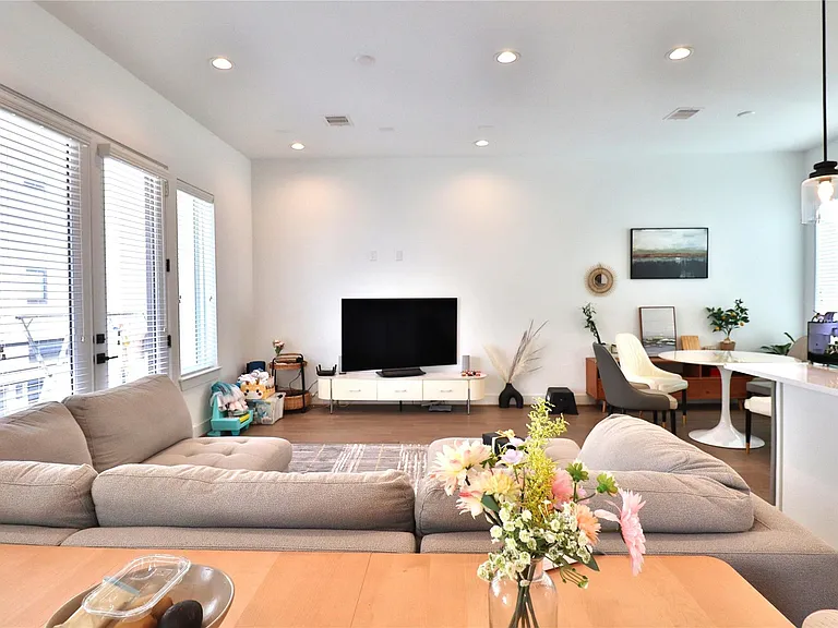 2637 Jackson St — Photo 6