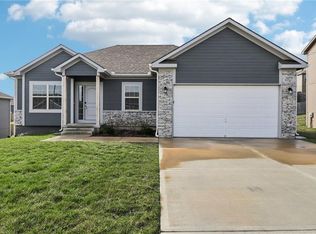 1207 NW Hilltop Ln, Grain Valley, MO 64029