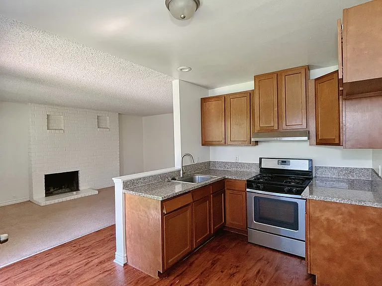 1130 W 9th St #B — Photo 1