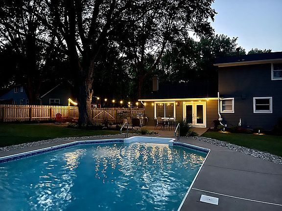 3rd image of 5195 Surrey Dr