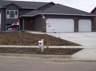 318 N Perry Ln, Harrisburg, SD 57032