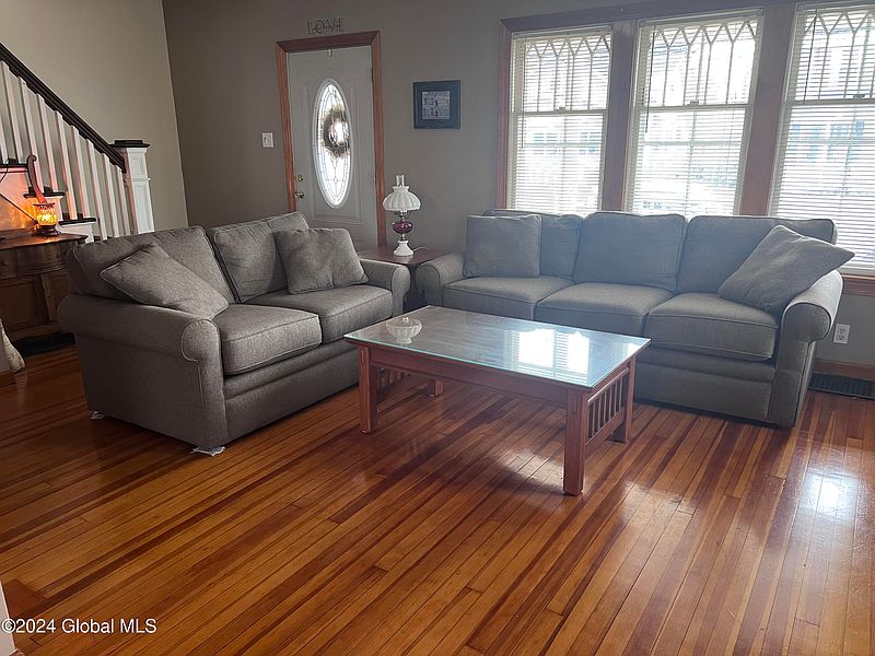 4th image of 114 Vley Road