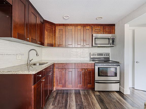 5th image of 2175 NE 170th St APT 308