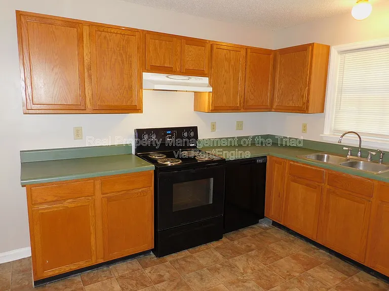1805 Cody Ave — Photo 9