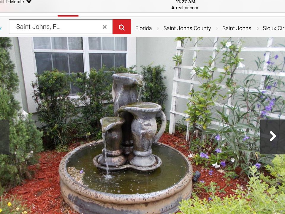 Garden with fountain 