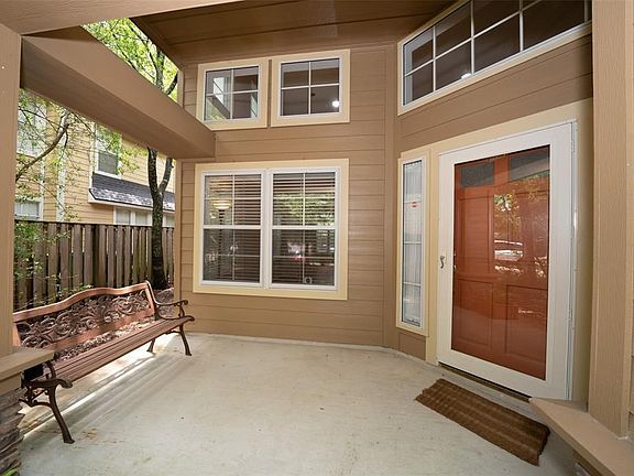 Enjoy this great covered front porch!