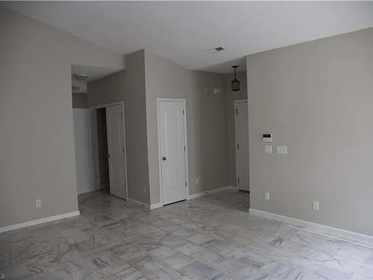 3818 Maribeau Woods Dr — Photo 3