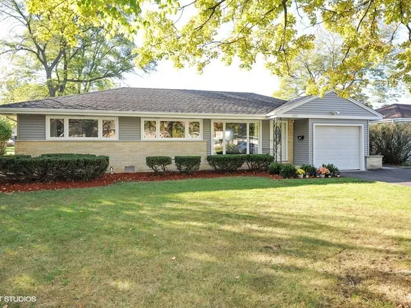 2313 Robincrest Ln, Glenview, IL 60025