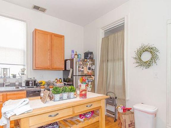 4th image of 1108 W Newport Ave