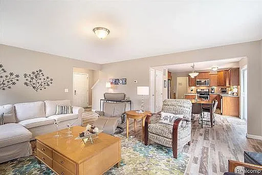 1002 Waters Edge Ln — Photo 4