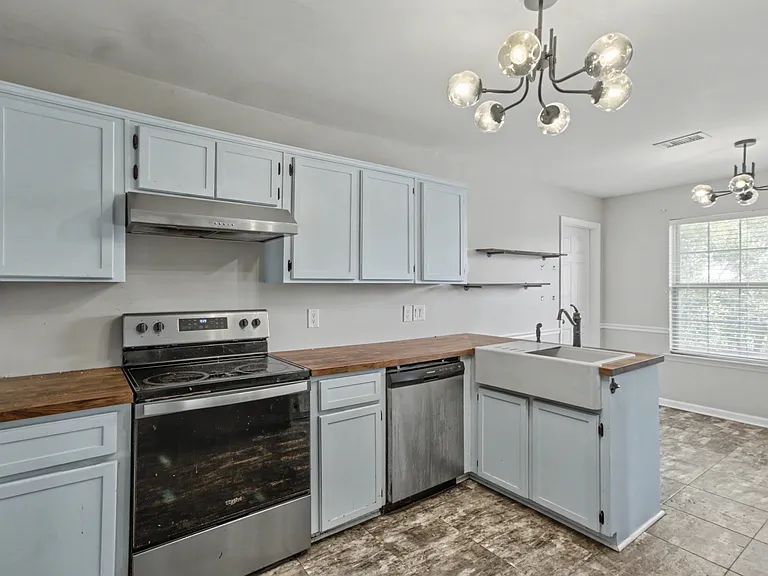 404 Clairemore Cir — Photo 13