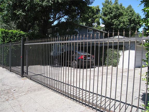 3rd image of 13573 Moorpark St #73