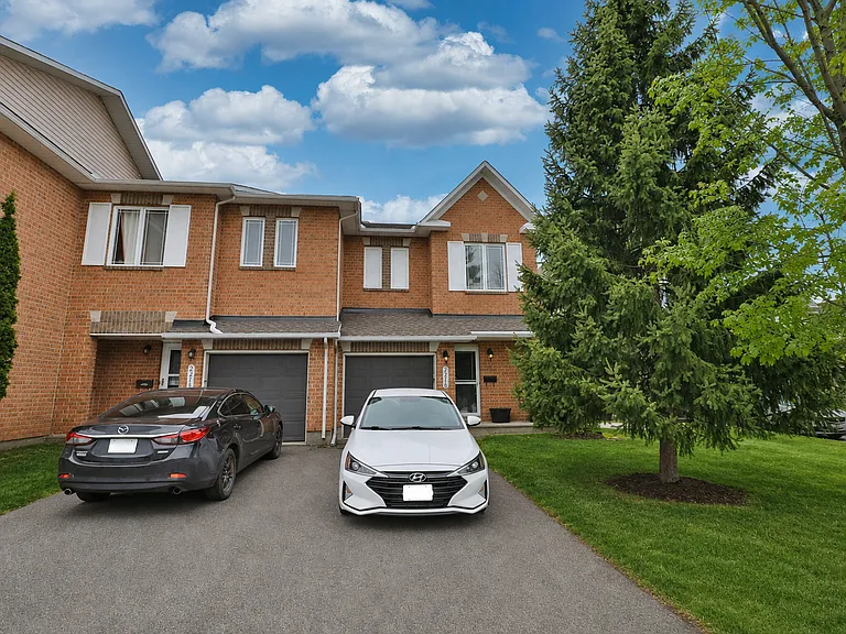 2216 Brockstone Cres — Photo 1