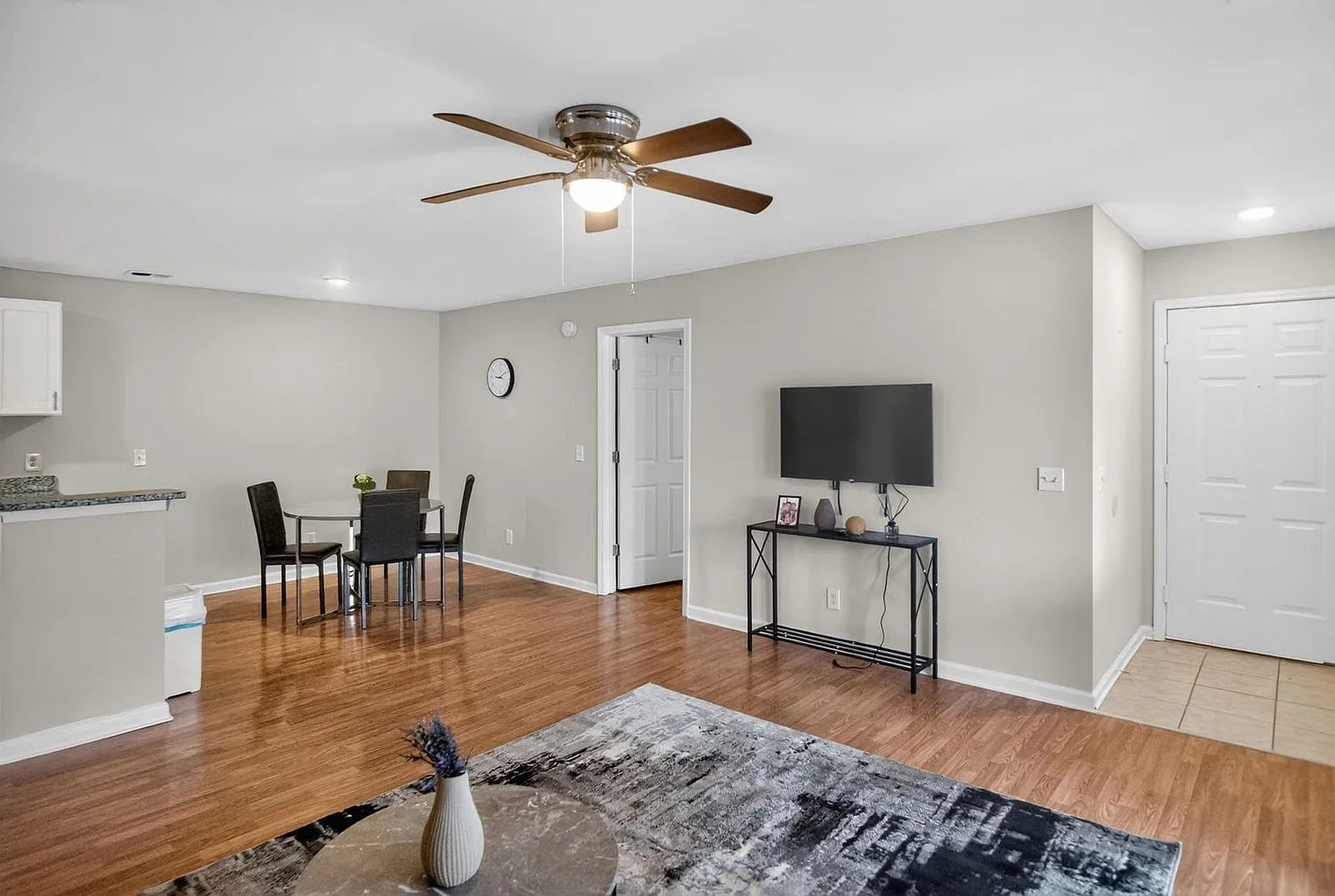 2 bed, 2.0 bath, 12647 sqft, $2,395 — Photo 2