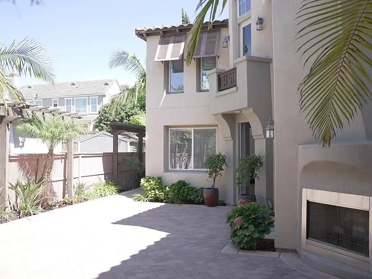 1050 White Alder Ave — Photo 4