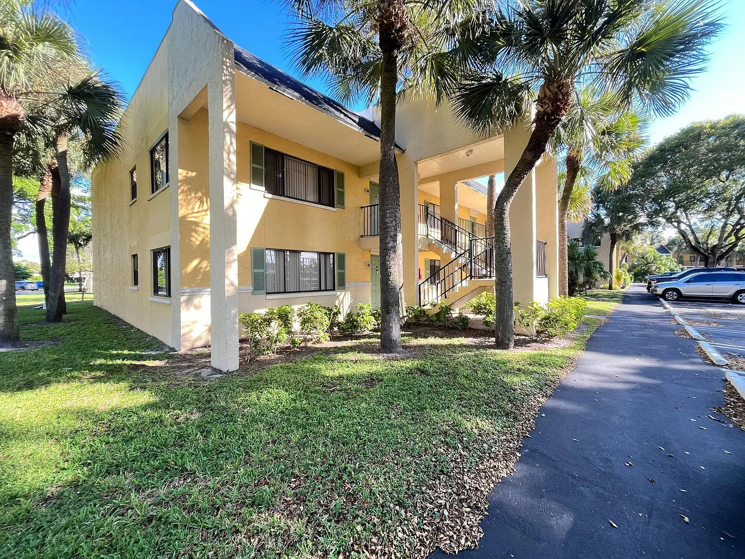 2 bed, 2.0 bath, 900 sqft, $1,900 — Photo 1