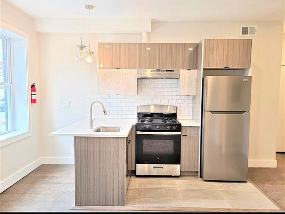 3rd image of 535 Hawthorne Ave APT 306