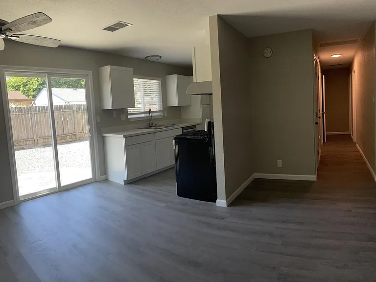 225 Walnut St — Photo 6