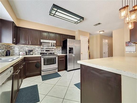 5th image of 135 Silverwood Dr