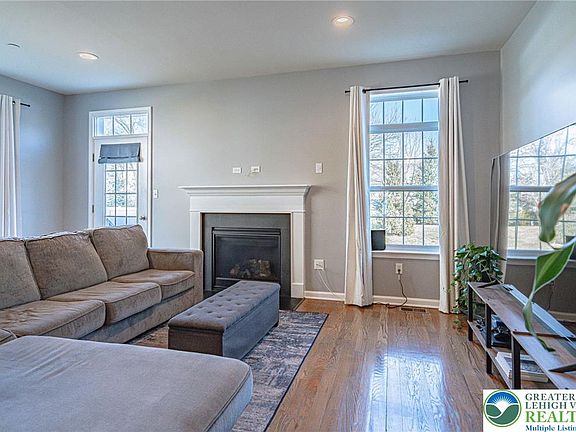 3rd image of 2115 Huntington Ln