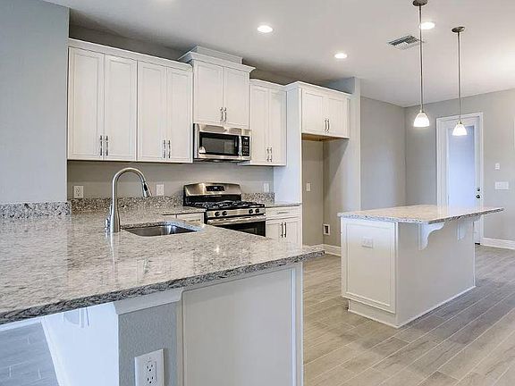 4th image of 13023 Batten Ln