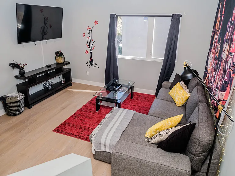 427 N Heliotrope Dr #200 — Photo 31