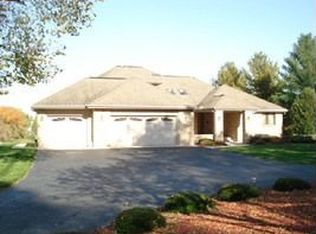 12099 N Ledges Dr, Roscoe, IL 61073