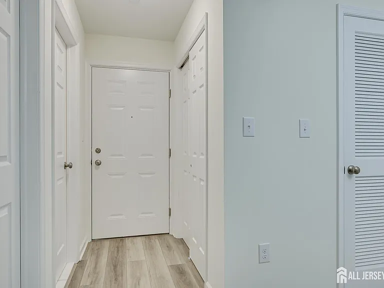 1223 Waterford Dr — Photo 4