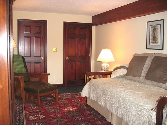 Guest bedroom