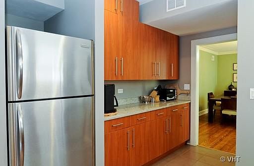5th image of 6048 N Rockwell St #3