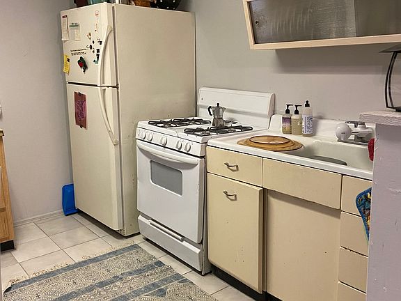 Upstairs eat-in kitchen, gas range