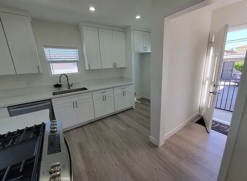 2 bed, 1.5 bath, 912 sqft, $2,800 — Photo 4