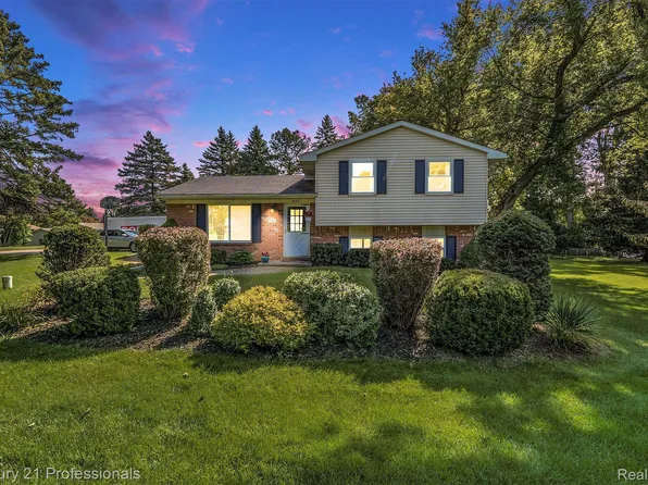 3857 Rohr Rd, Orion, MI 48359