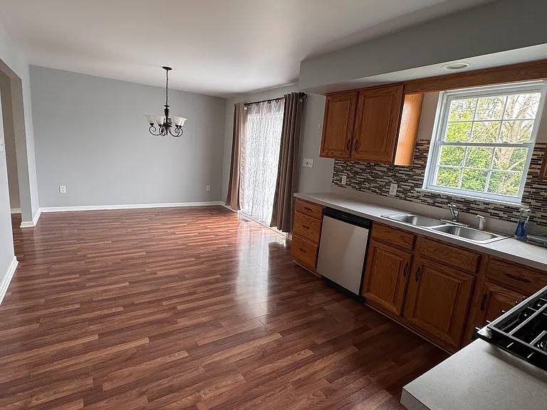 384 Oneida Dr — Photo 6